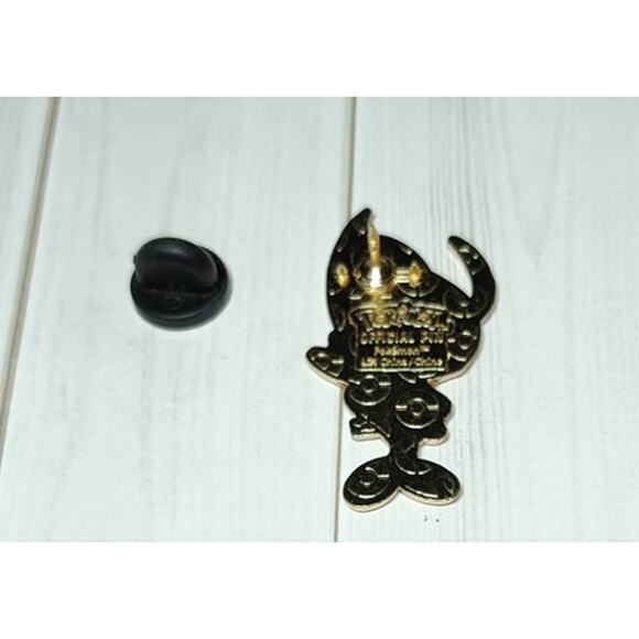 Celebi Official Pokemon Pin Badge for a Hat, Lapel, Jacket or Backpack - Picture 2 of 3